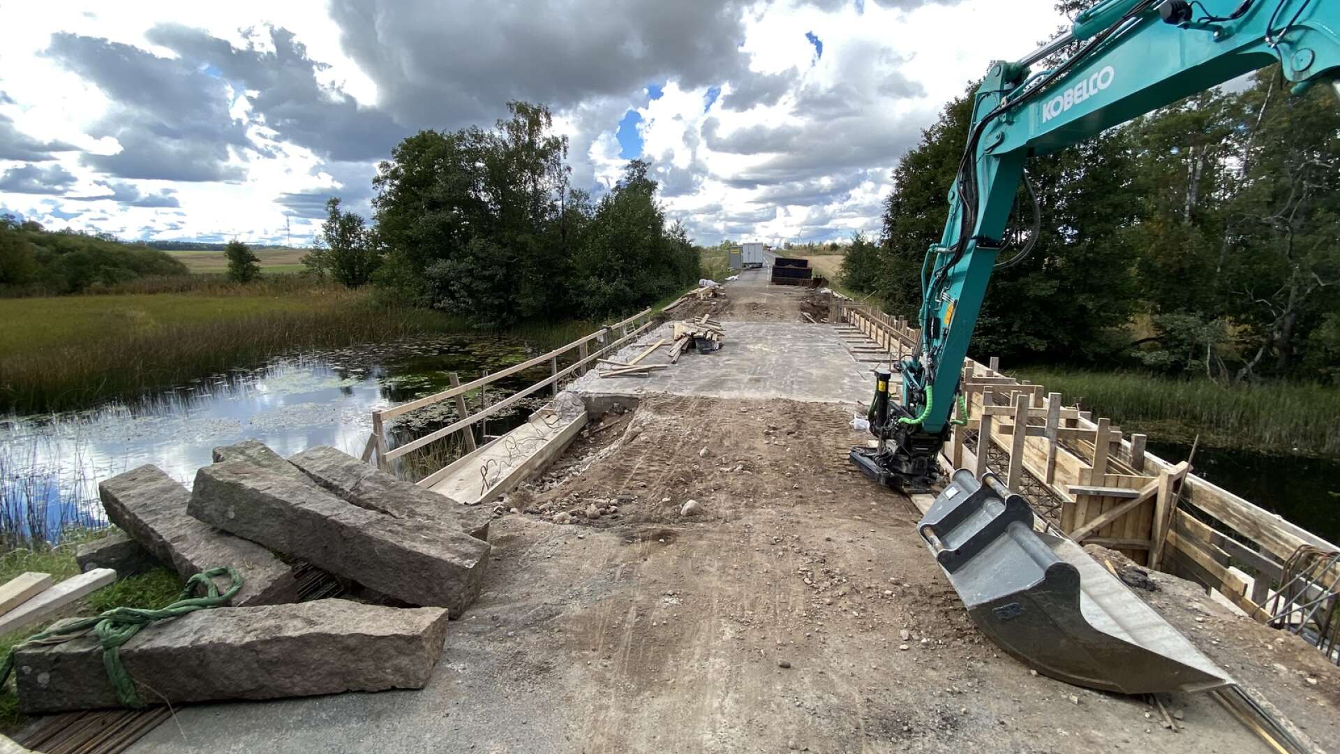 Arbetet med att bygga om bron över ån Yan vid Kvarnegården i Korsberga är i full gång och beräknas vara klart i slutet av oktober.