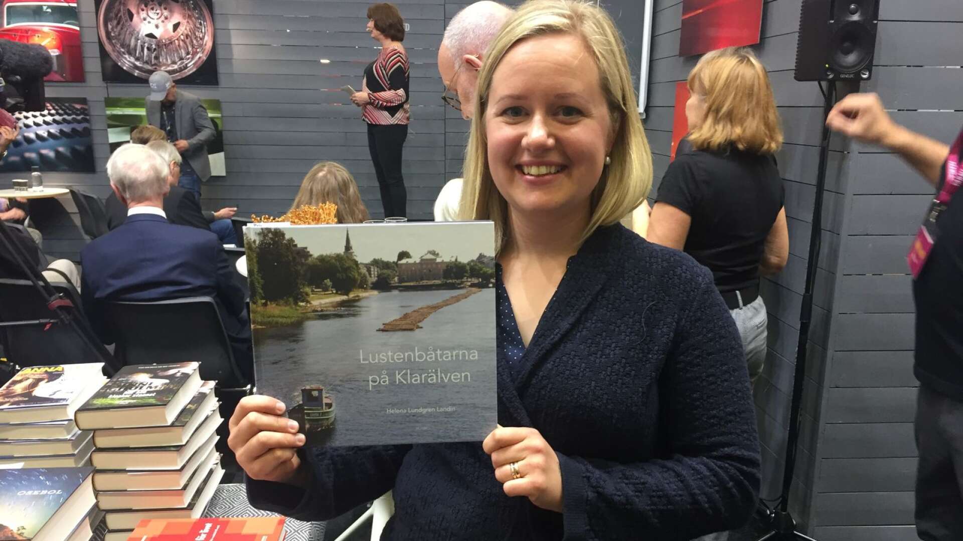 Helena Lundgren Landin belönas för boken ”Lustenbåtarna på Klarälven”.