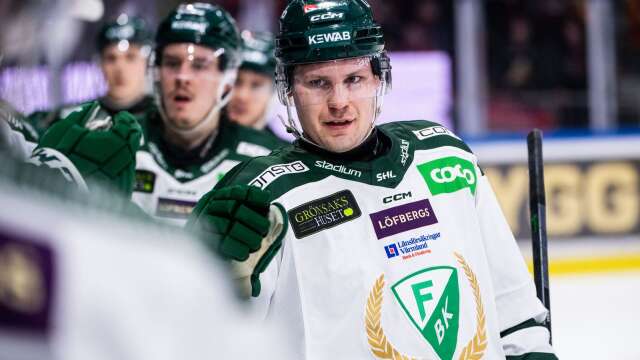 Ville Pokka i Färjestadströjan. Nu vill backen fortsätta sin hockeykarriär utomlands. Än så länge är han kontraktslös.