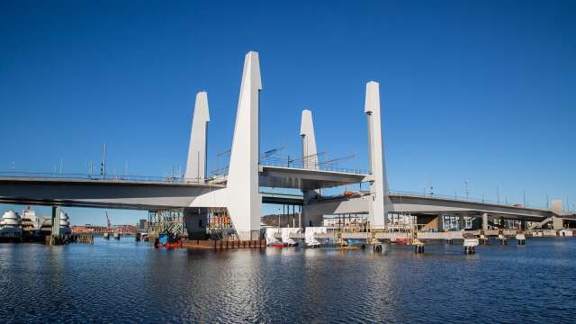 I Göteborg planeras för en ny centralt belägen gång- och cykelbro över Göta älv. På bilden Hisingsbron i samma stad. 