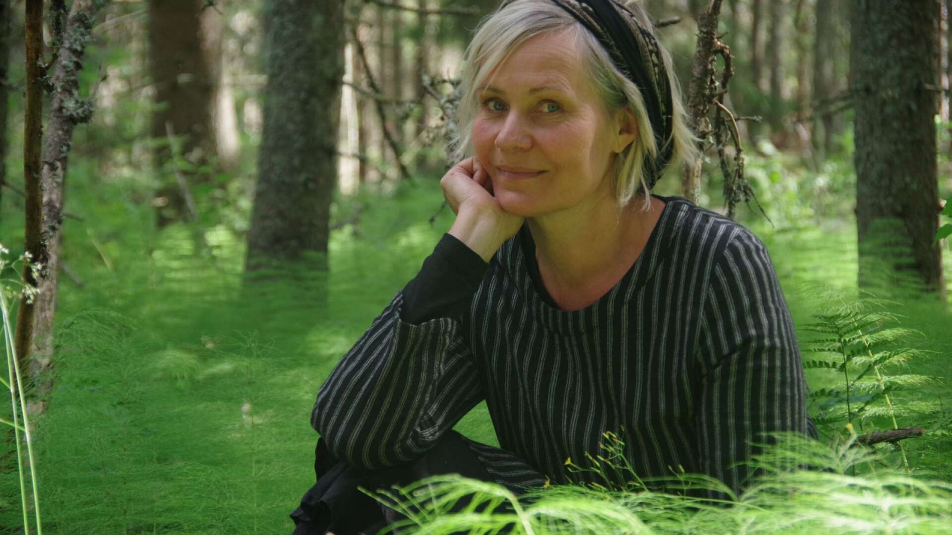 Maria Vildhjärta på Ängbråten i Brunskog, är författare, konstnär och poet med skogen som livsrum. &quot;Livet på en pinne&quot; är rubriken på hennes digitala föreläsning i Region Värmlands regi och hon utgår i sitt skapande ofta från just pinnar hon finner i skogen.