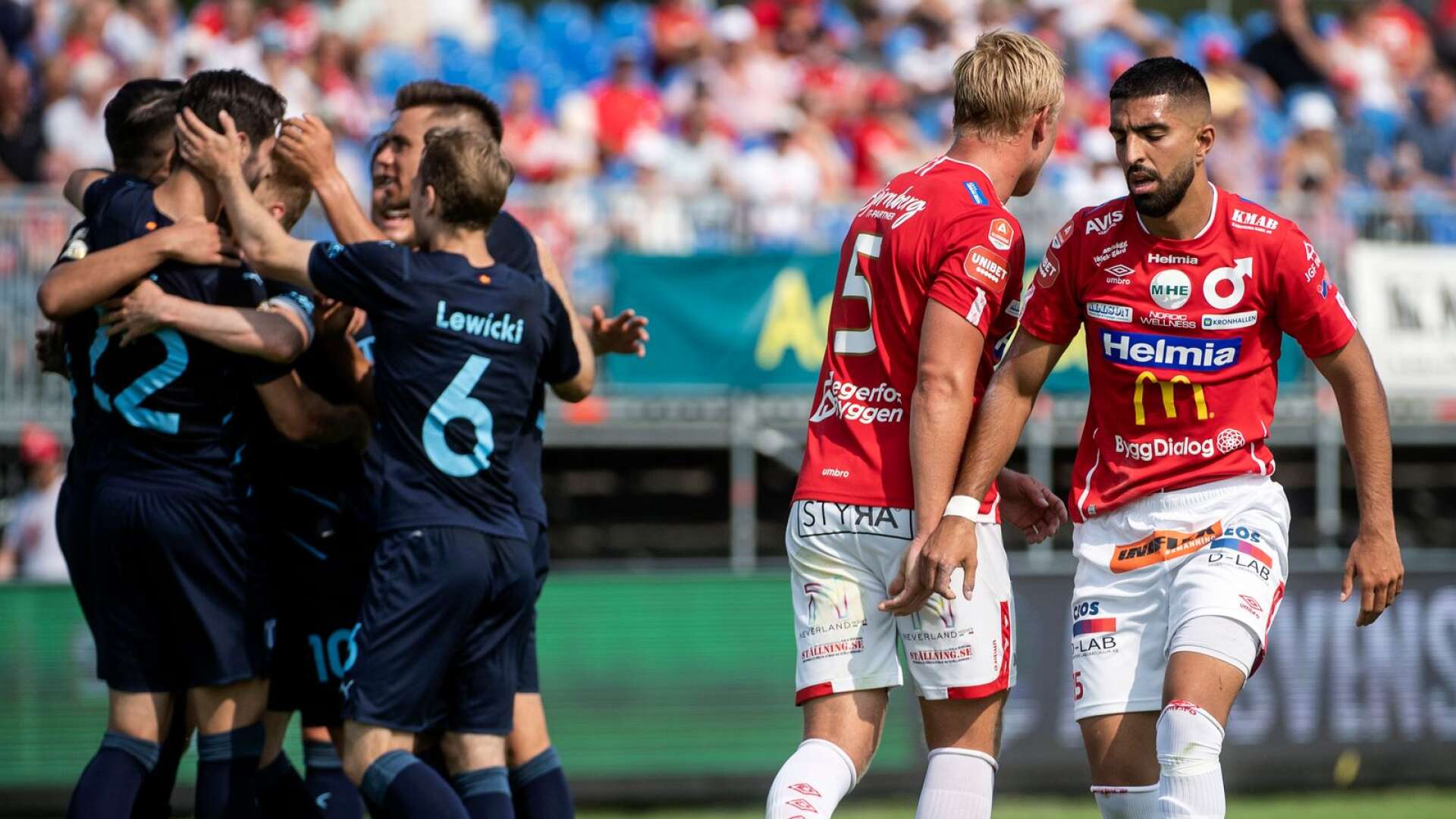 Sean Sabetkar och Oliver Ekroth fick bollen på sig båda gångerna Malmö gjorde mål i första halvlek. 