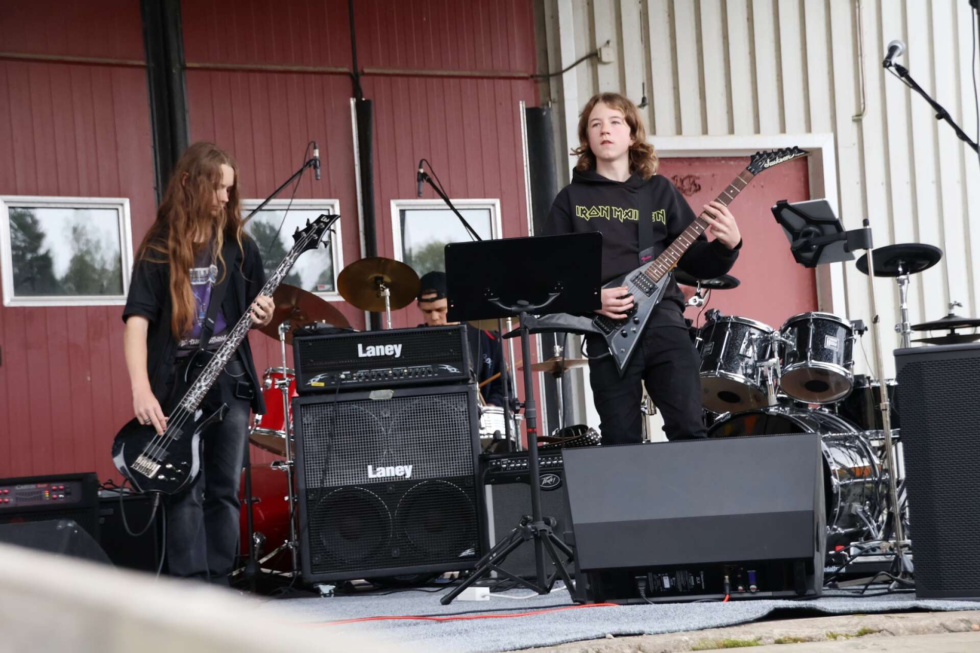 Musikföreningen Decibel gav lokala musikgrupper chansen att spela upp från scen. Här är det Deathstroke som spelar smakprov på hårdrock.
