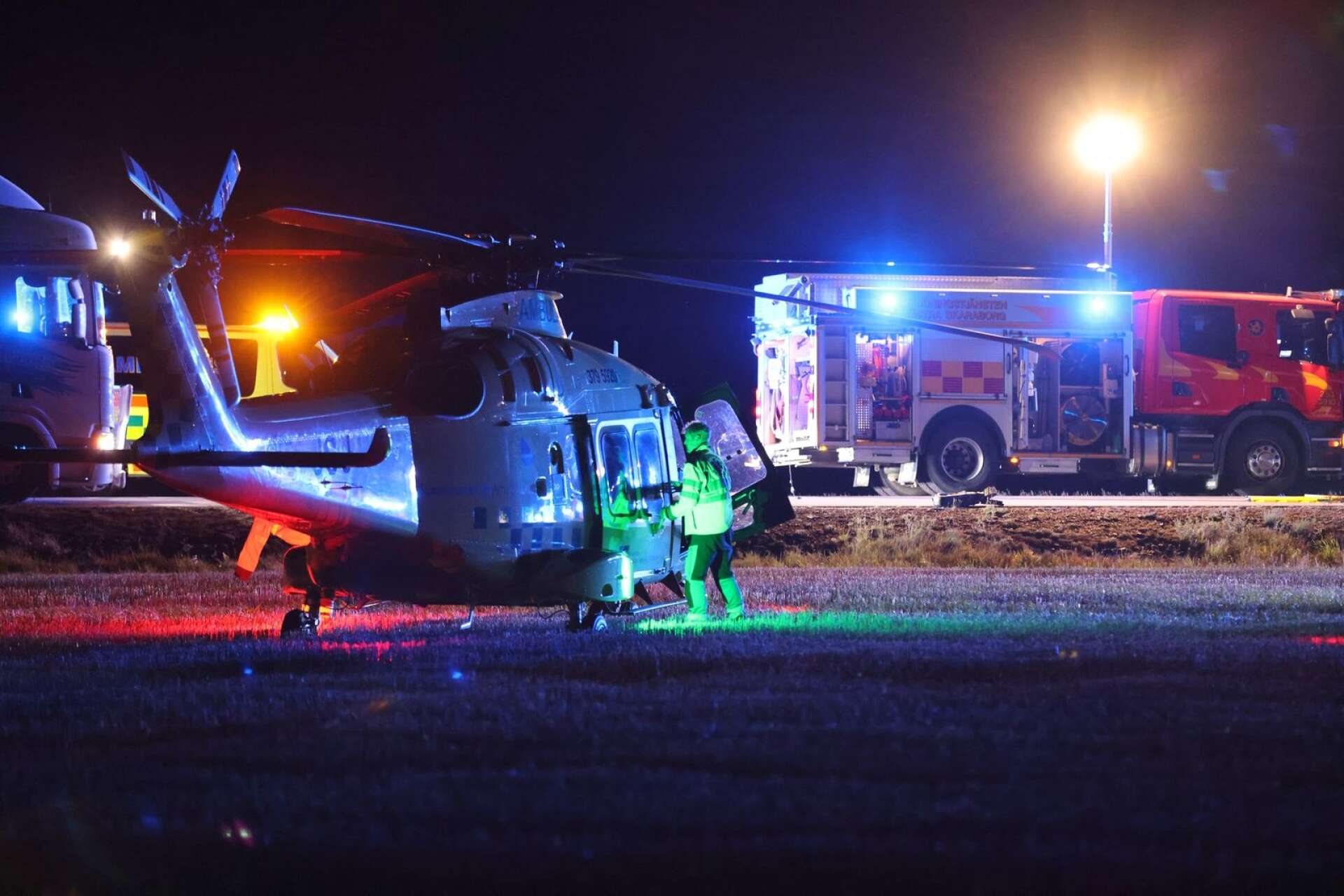 Ett stort räddningspådrag, däribland en ambulanshelikopter, skickades till riksväg 44 vid Täng efter trafikolyckan mellan en lastbil och A-traktor.