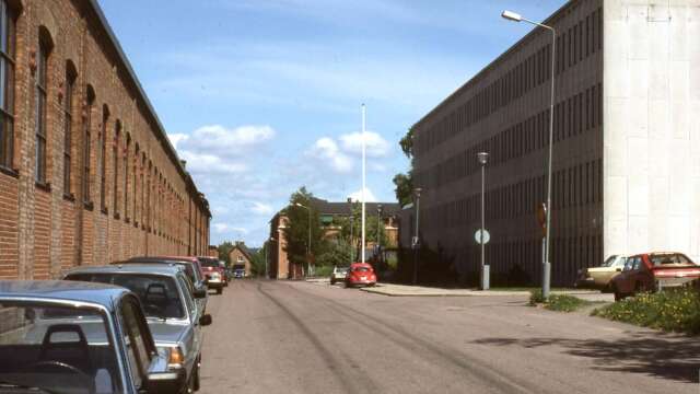 Så här såg Verkstadsgatan på Herrhagen ut år 1985. Industribyggnaden Gjutaren, till vänster, byggdes under andra halvan av 1800-talet och är fint bevarad även i dag. Det mesta är sig likt.