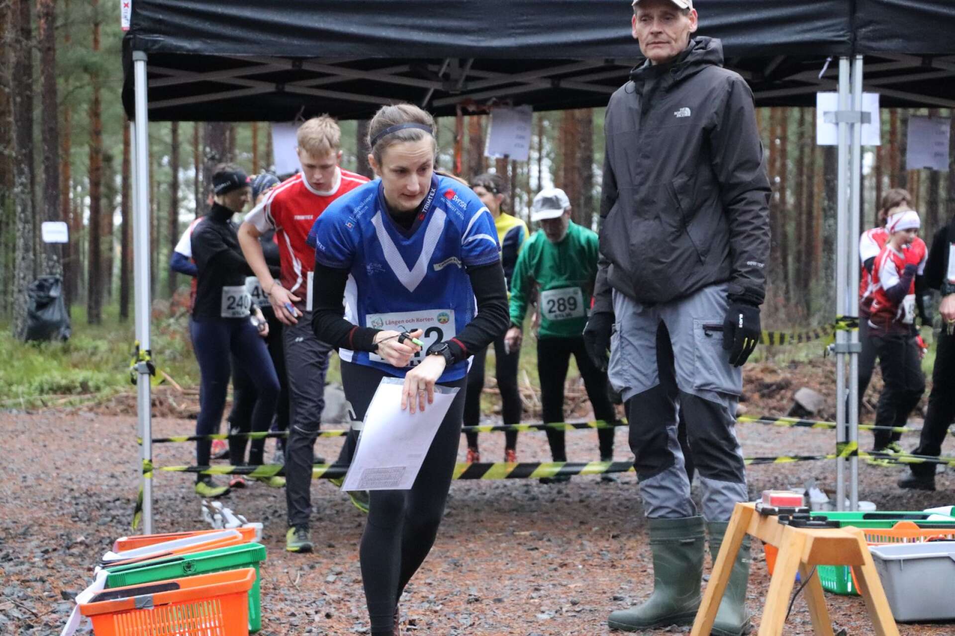 Lovisa Eklöf är orienterare och läkare. I lördags räddade hon livet på en man i samband med orienteringstävlingen på Hammarö. Här startar hon i söndagens tävling.