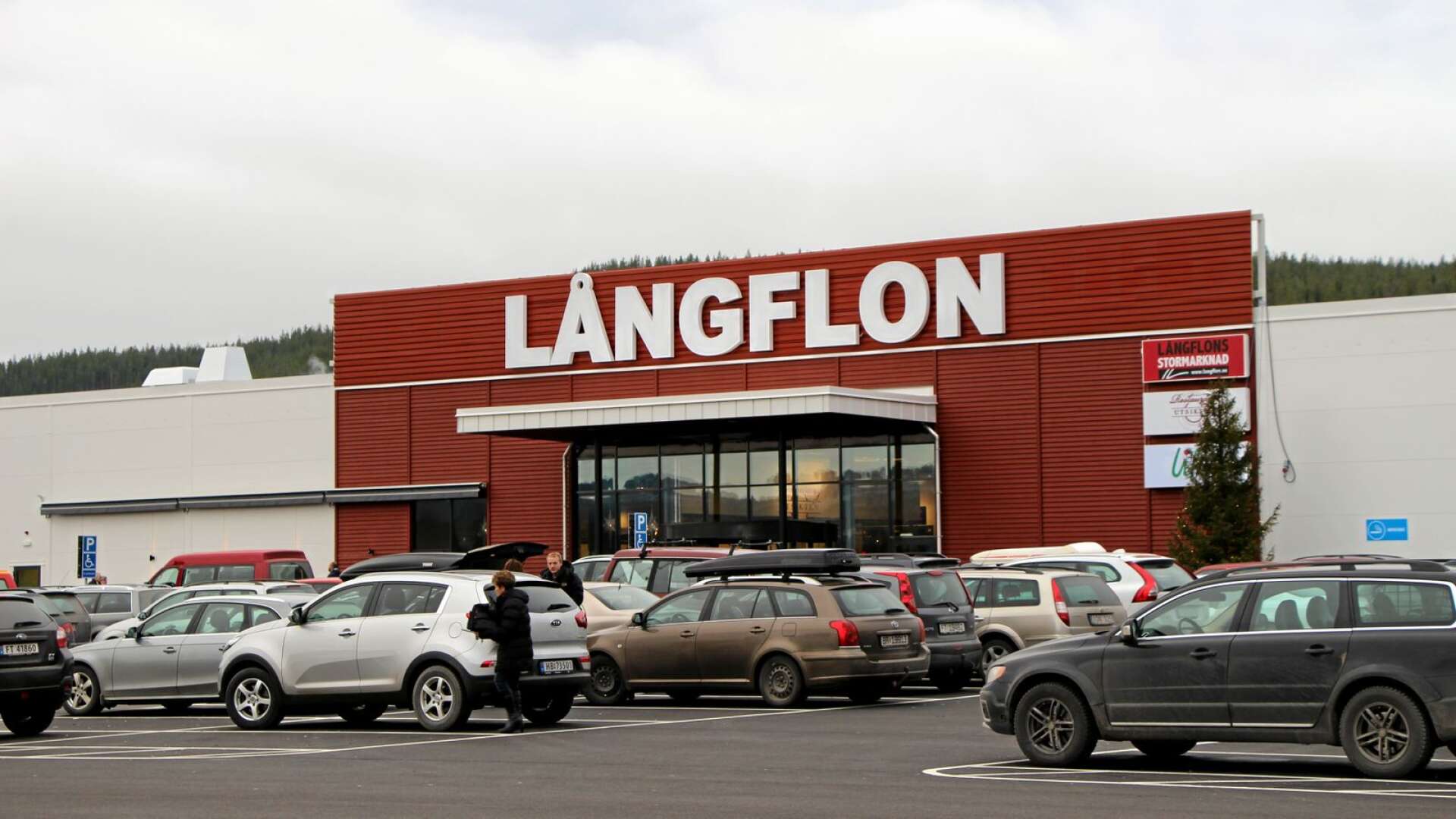 Tvisten mellan ägarna av Långflons köpcentrum och Långflons stormarknad är ännu inte löst. Samtidigt fortsätter arbetet för en framtida expansion.
