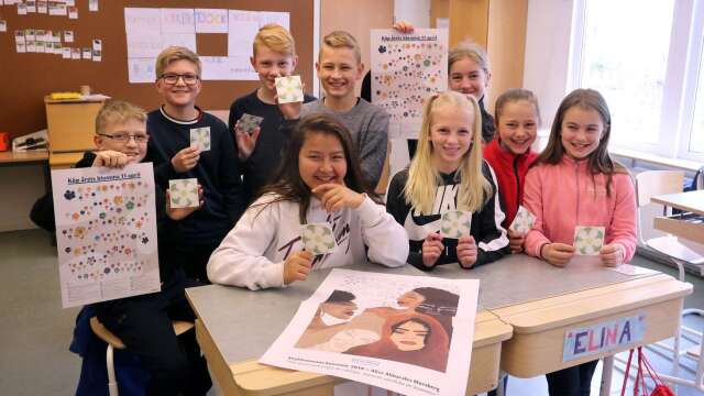 Elever i 5B på Billingsdalsskolan i Skultorp tog emot material för att på torsdagen inleda försäljningen av årets majblommor.