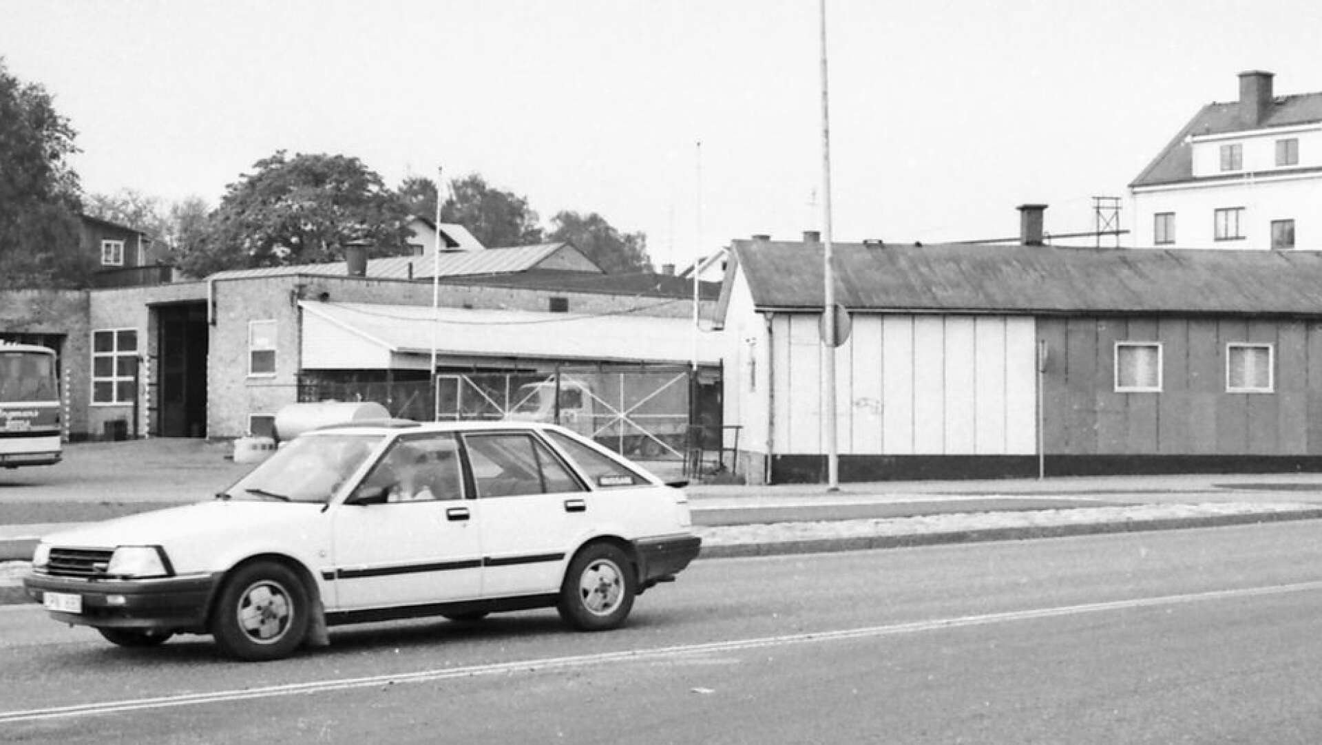 Den gamla busscentralen fanns fortfarande kvar. Det tidigare caféet inrymde 1985 en lampaffär. Ingmans Buss hade kontor i huset och dess blåvita bussar och lastbilar sågs på tomten där det bland annat också fanns ett hyrcenter.