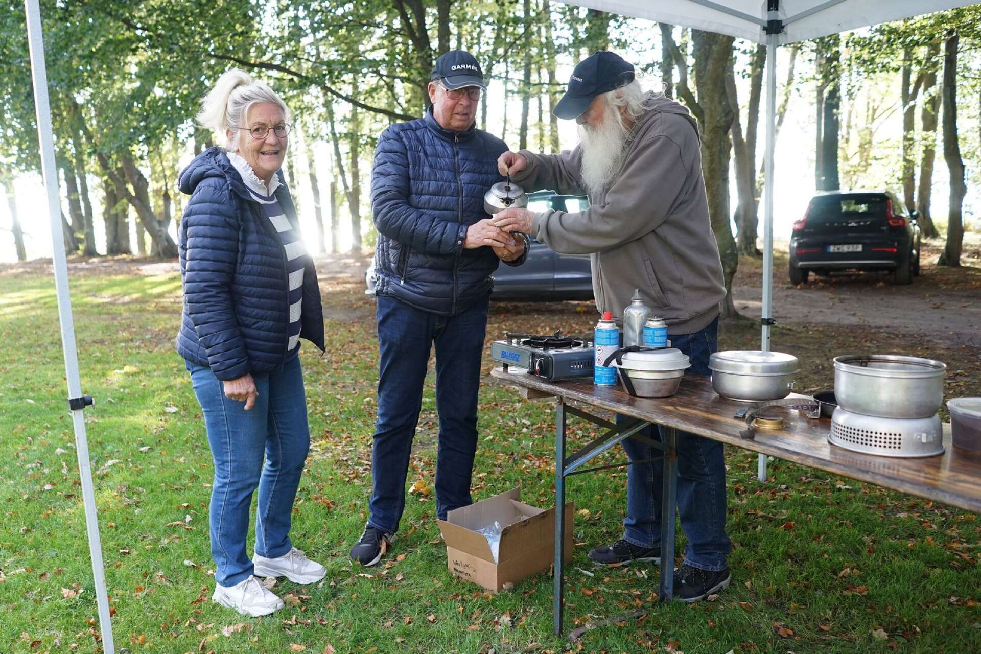 Berith och Sune Kalin blev bjudna på nykokt kaffe från stormköket serverat av Bengt Andersson. 