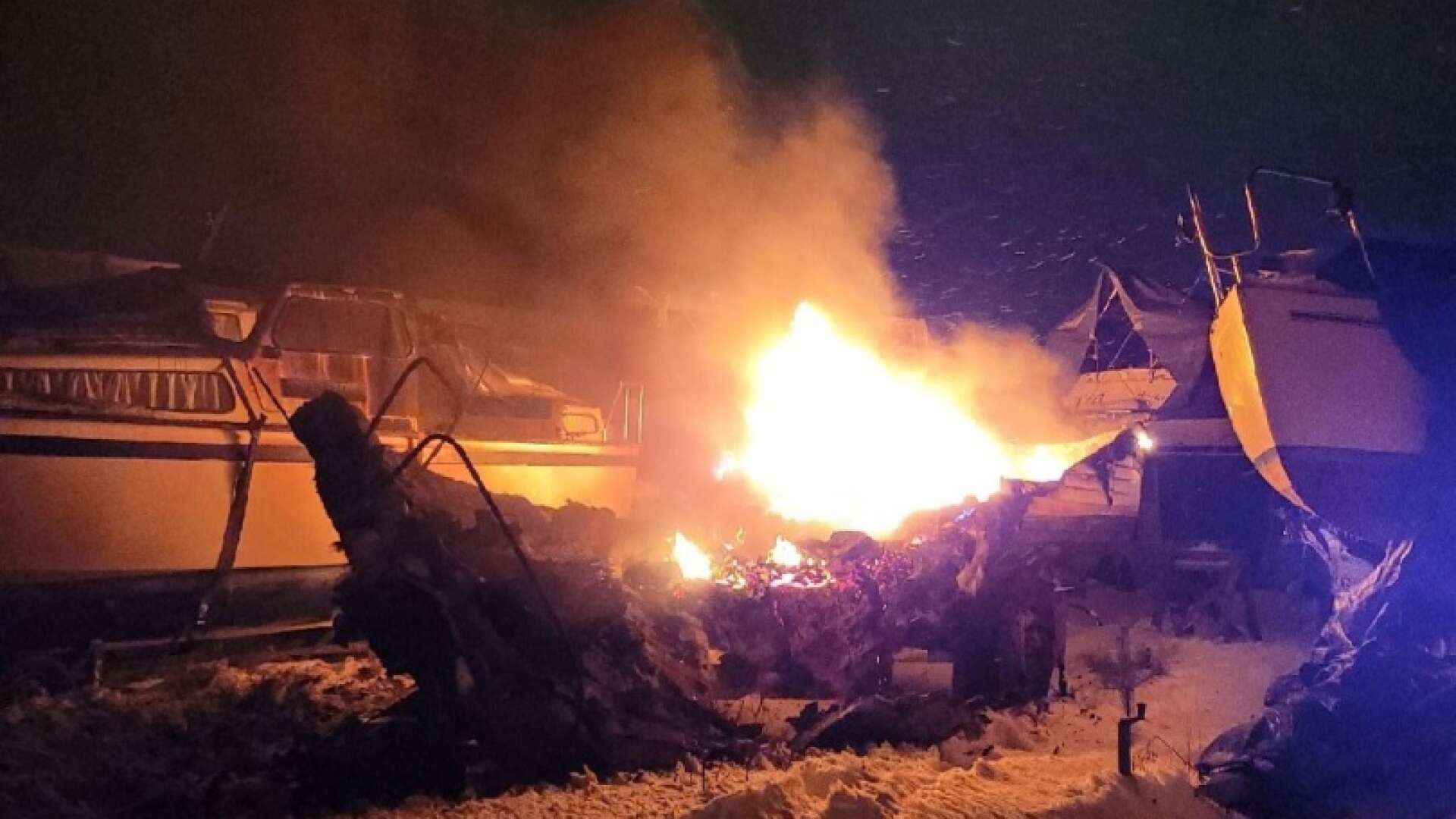 En segelbåt brann upp vid båtupplag i Säffle.