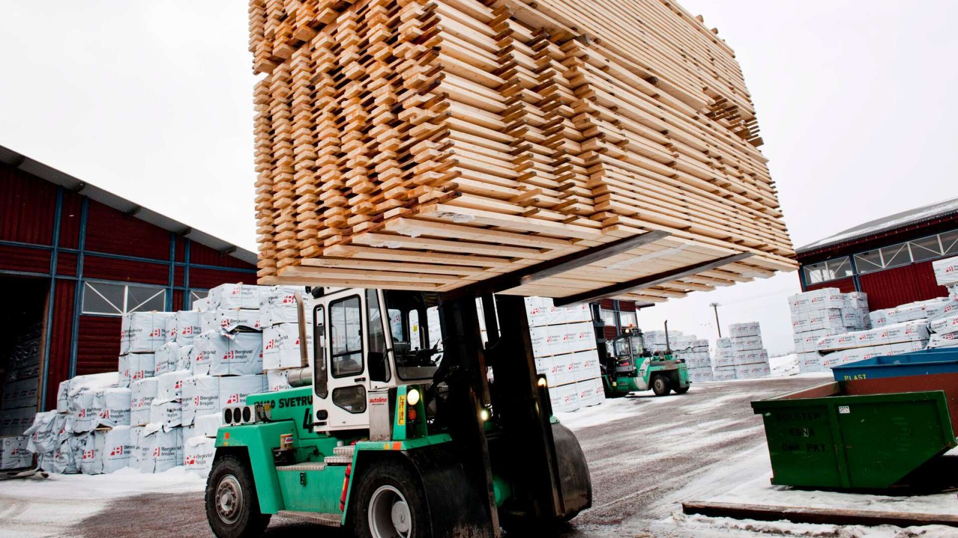 Skogsindustrin exporterar sågade trävaror, massa och papper för omkring 145 miljarder kronor per år, skriver Kari Andersson och Viveka Beckeman.