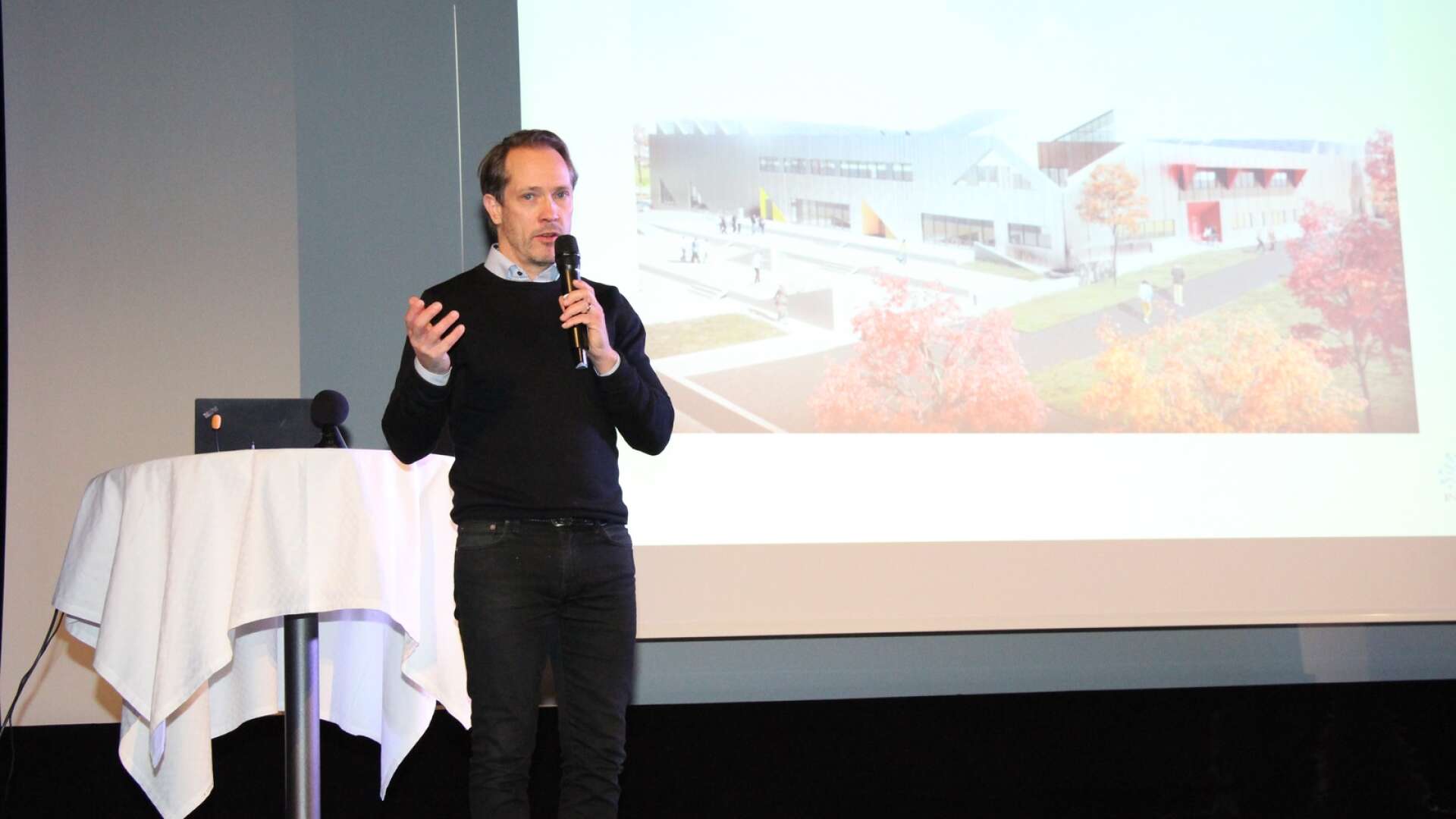 Fredrik Igelström som är projektledare för &quot;Etablera Smart industricenter&quot; presenterade mässan