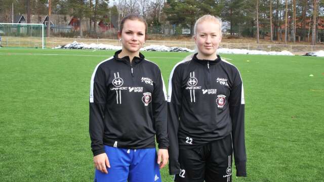 Jonna Andersson, till vänster, gjorde ett av Tösses mål mot Åsebro. Här tillsammans med lagkamraten Linn Larsson.