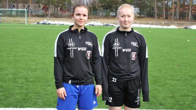 Linn Larsson, här tillsammans med Jonna Andersson, gjorde Tösses 2–1-mål. 