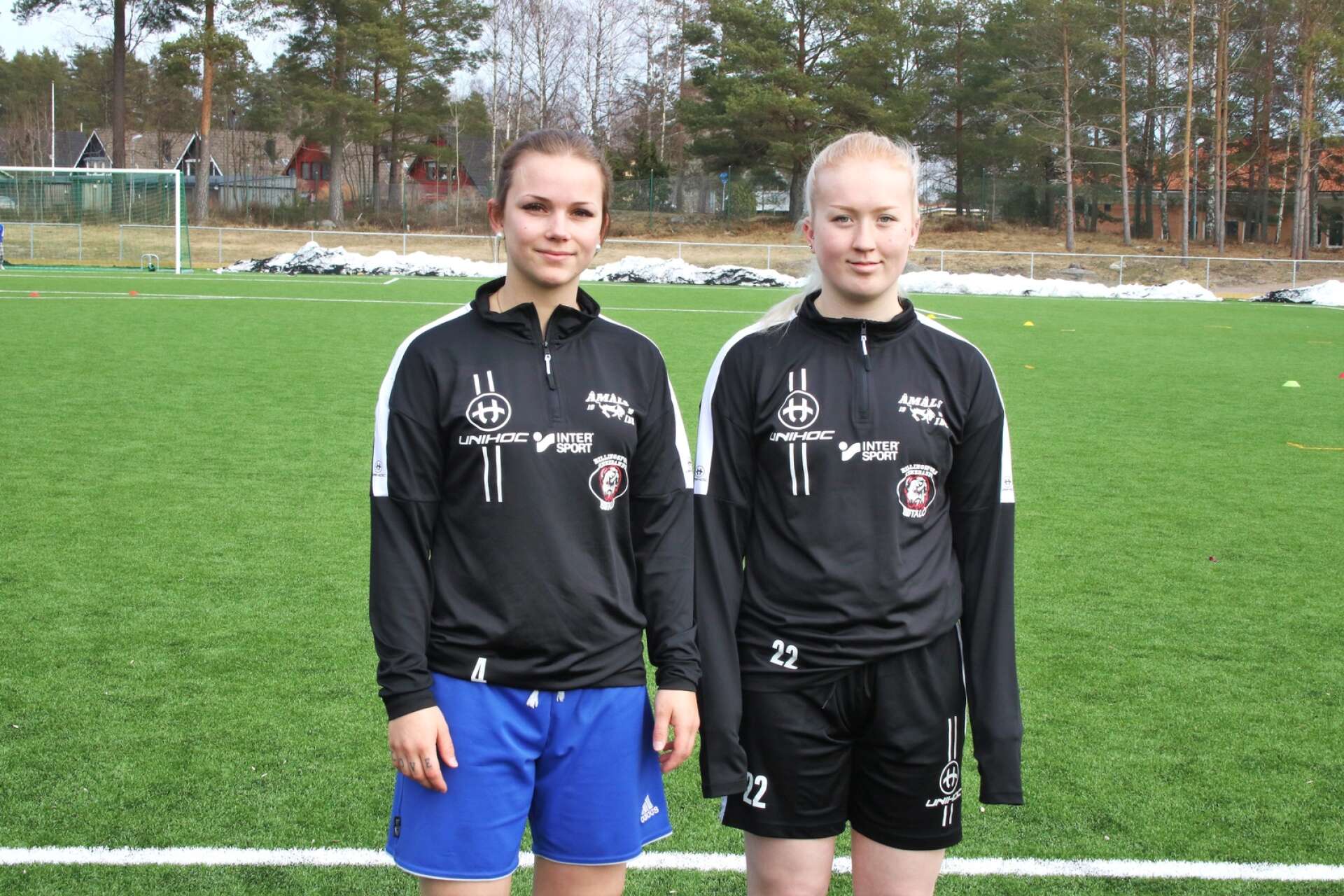 Jonna Andersson, till vänster, gjorde ett av Tösses mål mot Åsebro. Här tillsammans med lagkamraten Linn Larsson.