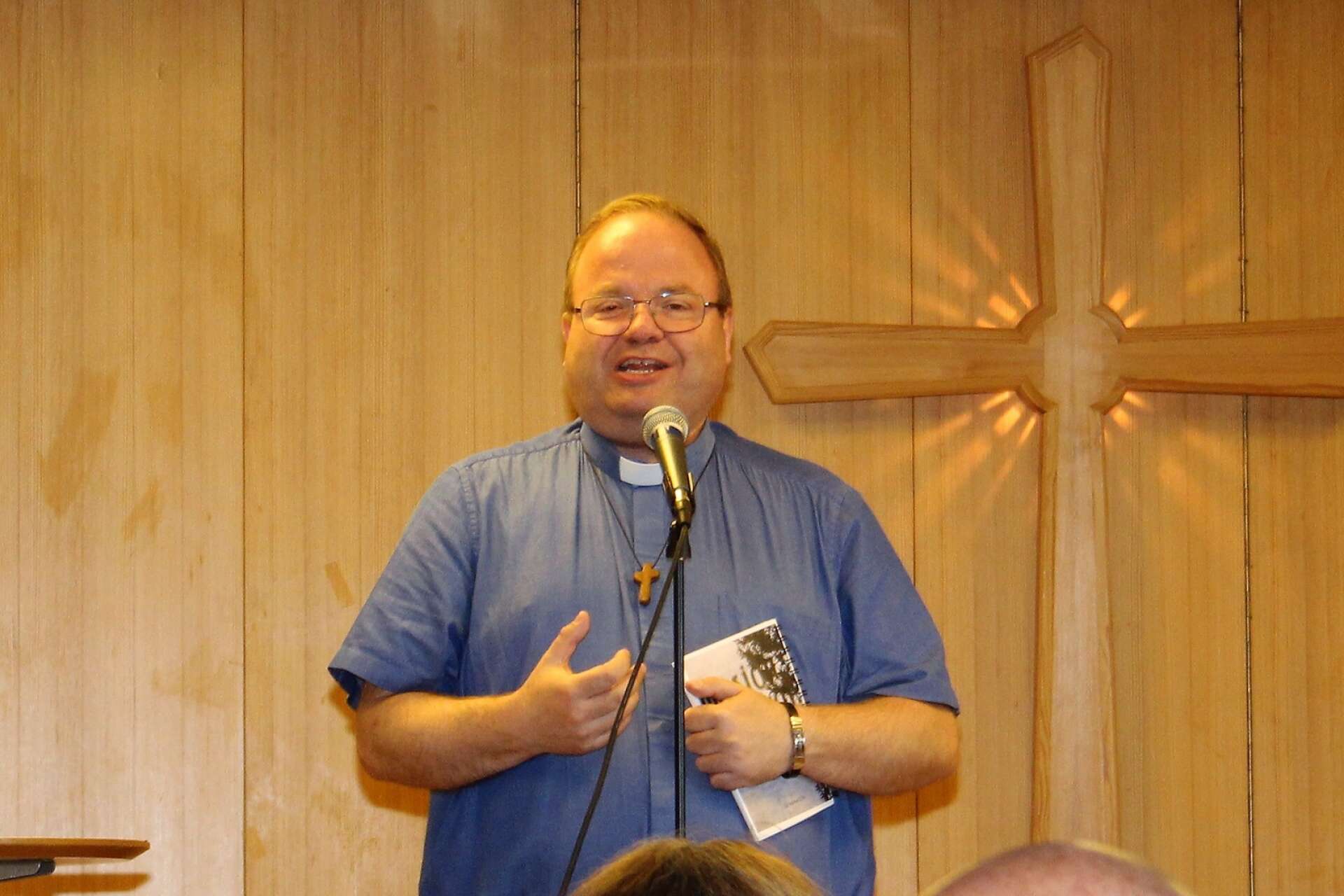 Norgebördige Åge Eriksen är pastor i Equmeniakyrkan i Bengtsfors och framförde hälsning från samma kyrka i Dals Ed och passade även på att göra lite jämförelser mellan norskt och svenskt. 