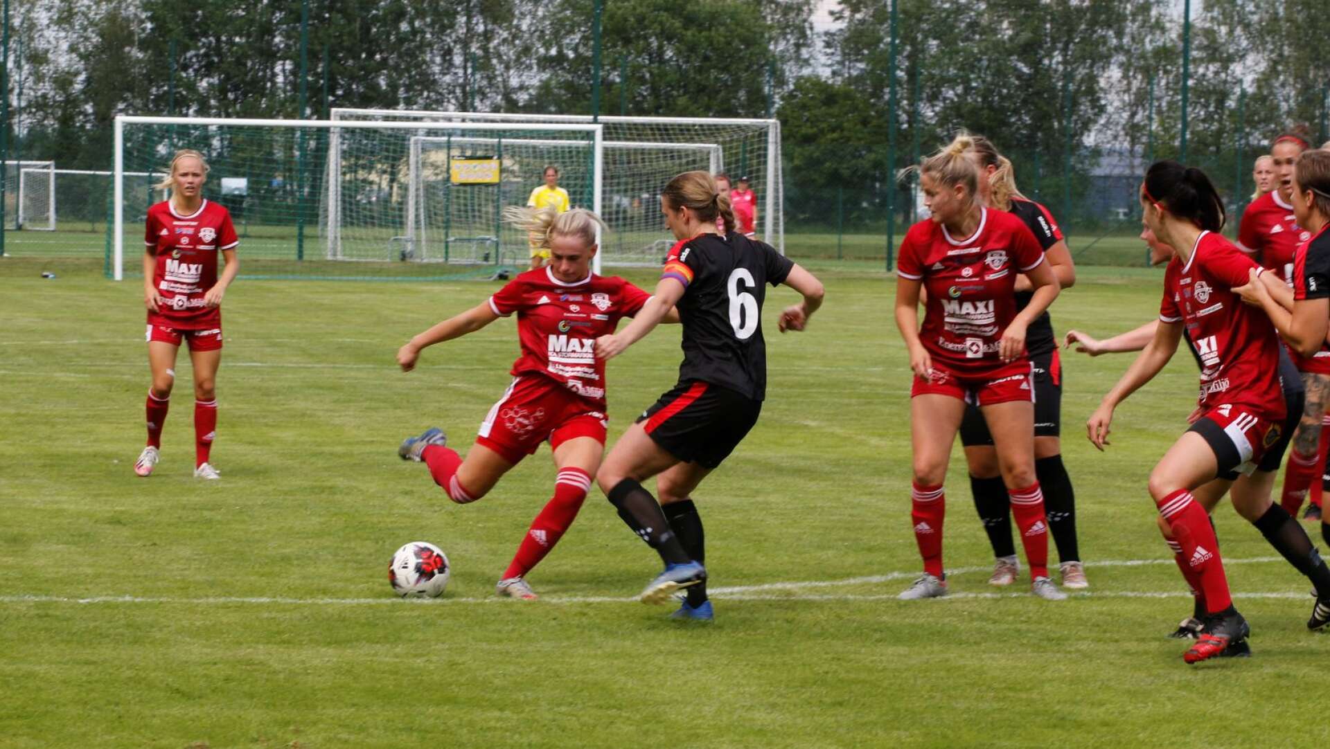 Isabelle Olsson får iväg ett skott mot Rössös mål, trots att Malin Skoglund försöker täcka.