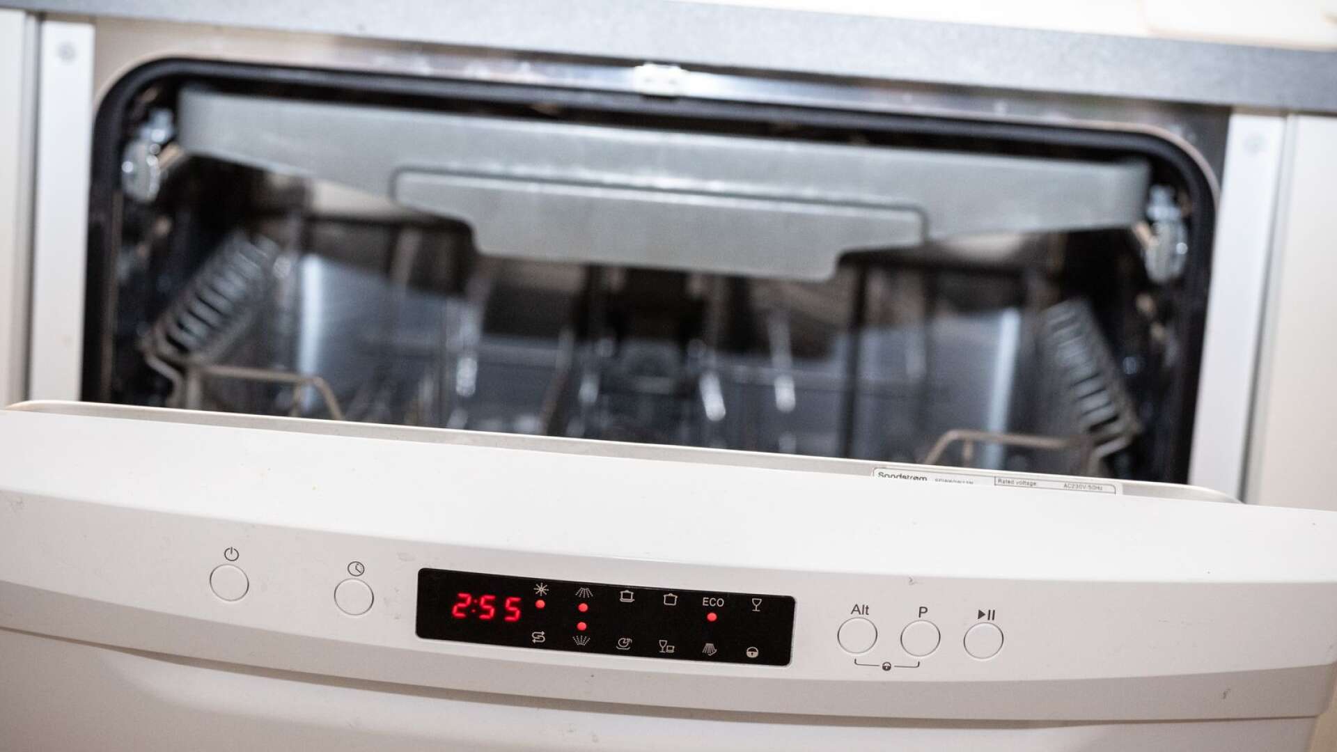 Den snabbaste, billigaste och miljövänligaste lösningen på höga elpriser är energieffektivisering, som att jämna ut elanvändningen under dygnet. Köra diskmaskin eller tvättmaskin på natten exempelvis. 