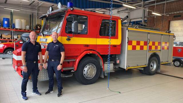 Thomas Algotsson och kollegan Robert Lövgren ska under måndagsnatten bege sig iväg till Lviv i Ukraina med Räddningstjänsten Skaraborgs gamla brandbil. 