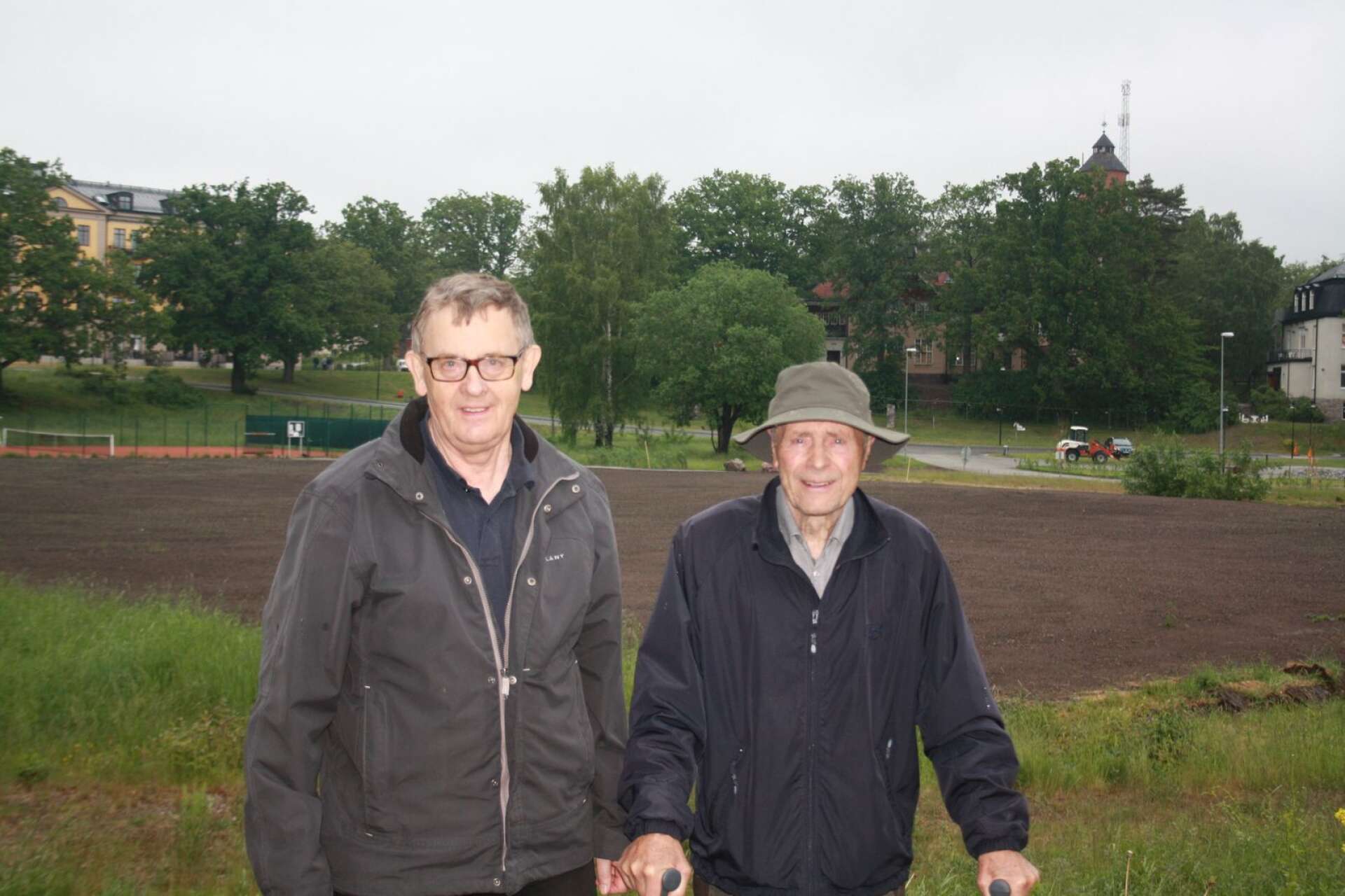 Bosse Nilsson och Bo Hellgren har båda starka minnen av Gunnar ”Säffle” Andersson och Lennart ”Nacka” Skoglund i lumpen på Rindö. Bakom dem syns grusplanen i det lilla samhället Oscar-Fredriksborg, där kompanimästerskapen spelades. 
