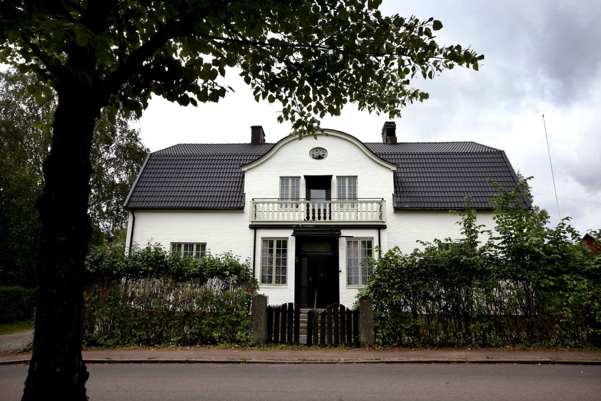 Här, i en stor villa på Allégatan i Filipstad, bodde Alex  Schulmans mormor och morfar, Karin och Sven Stolpe. Där fanns bland annat ett magnifikt bibliotek: ett stort rum med bokhyllor från golv till tak.