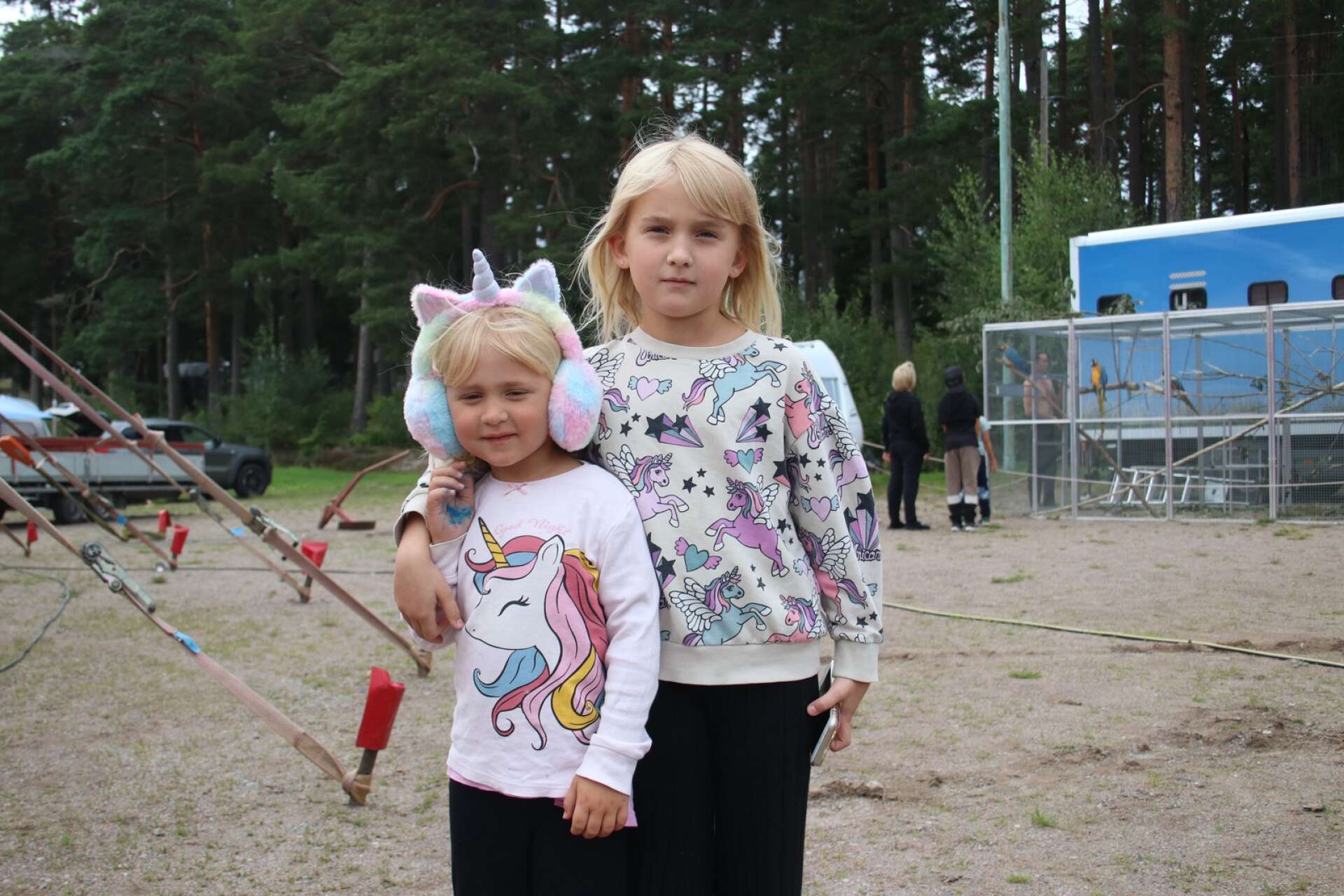 Systrarna Lovisa och Siri Simonsson, tre respektive sju år gamla, visste inte riktigt vad som väntade dem i cirkustältet.