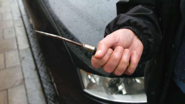 En person misstänks för ”brott mot knivlagen och andra farliga föremål” när han bar på en skruvmejsel vid Circle K-macken på Göteborgsvägen.