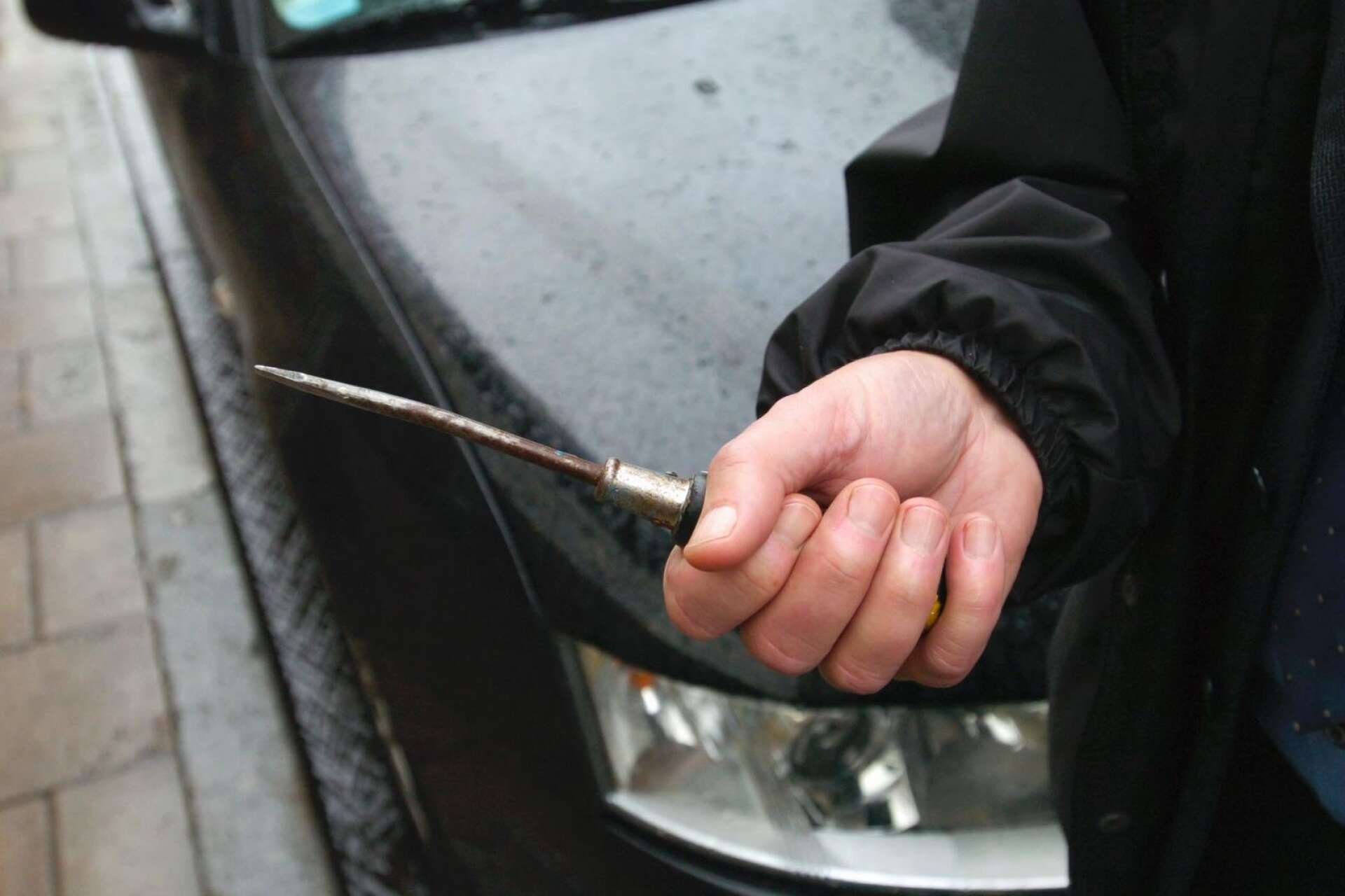 En person misstänks för ”brott mot knivlagen och andra farliga föremål” när han bar på en skruvmejsel vid Circle K-macken på Göteborgsvägen.