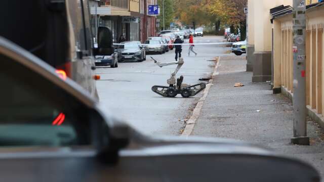 Polisen har spärrat av ett stort område i centrala Örebro efter att ett misstänkt föremål hittats. 