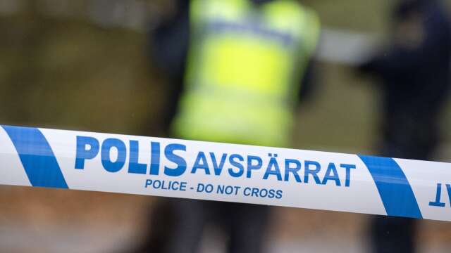 Polisen i Örebro har spärrat av ett område på Väster efter en skottlossning.