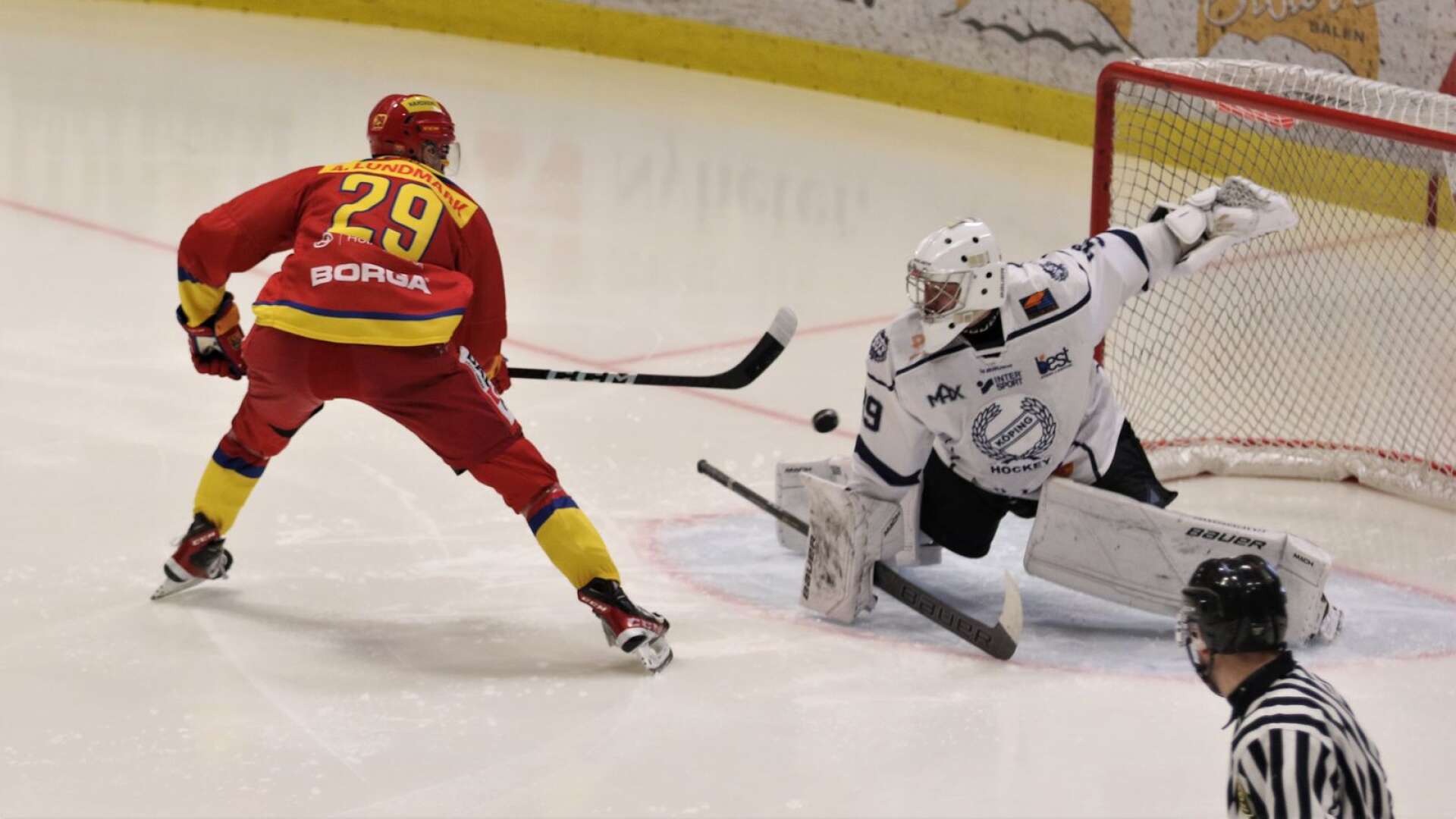 Anton Lundmark fick chansen att göra sina första matcher i Hockeyallsvenskan i och med inhoppet i Tingsryd. 