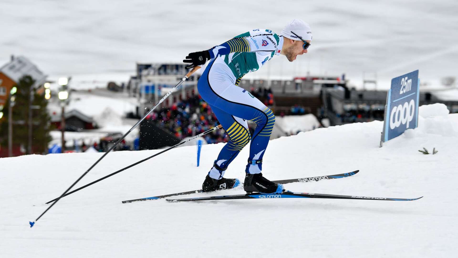 Viktor Thorn i den rejäla uppförsbacken i Åre i tisdagens sprint. Svenskarna kämpade även med skidor som hade dåligt glid.