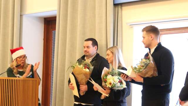 Årets sista kommunfullmäktige i Karlskoga inleddes med att uppmärksamma badvaktsmästarna på Strandbadet Patrik Mattsson, Ronja Petersson och Linus Westgård för deras hjälteinsats.