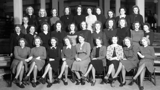 På den här bilden, också tagen 1943, ses kvinnorna som jobbade på bruket.