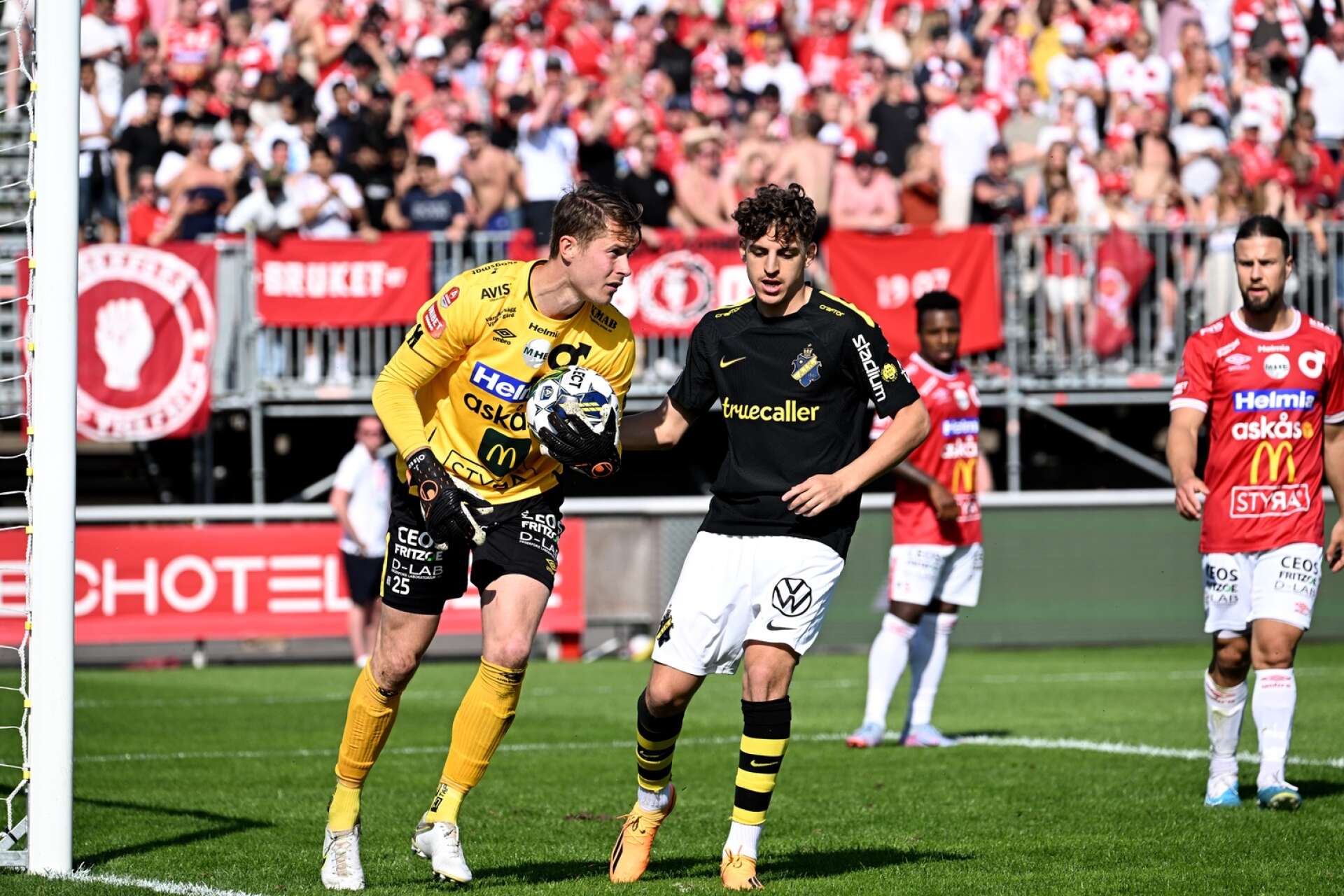 Jonas Olsson gjorde debut i allsvenskan och fick besegra AIK.