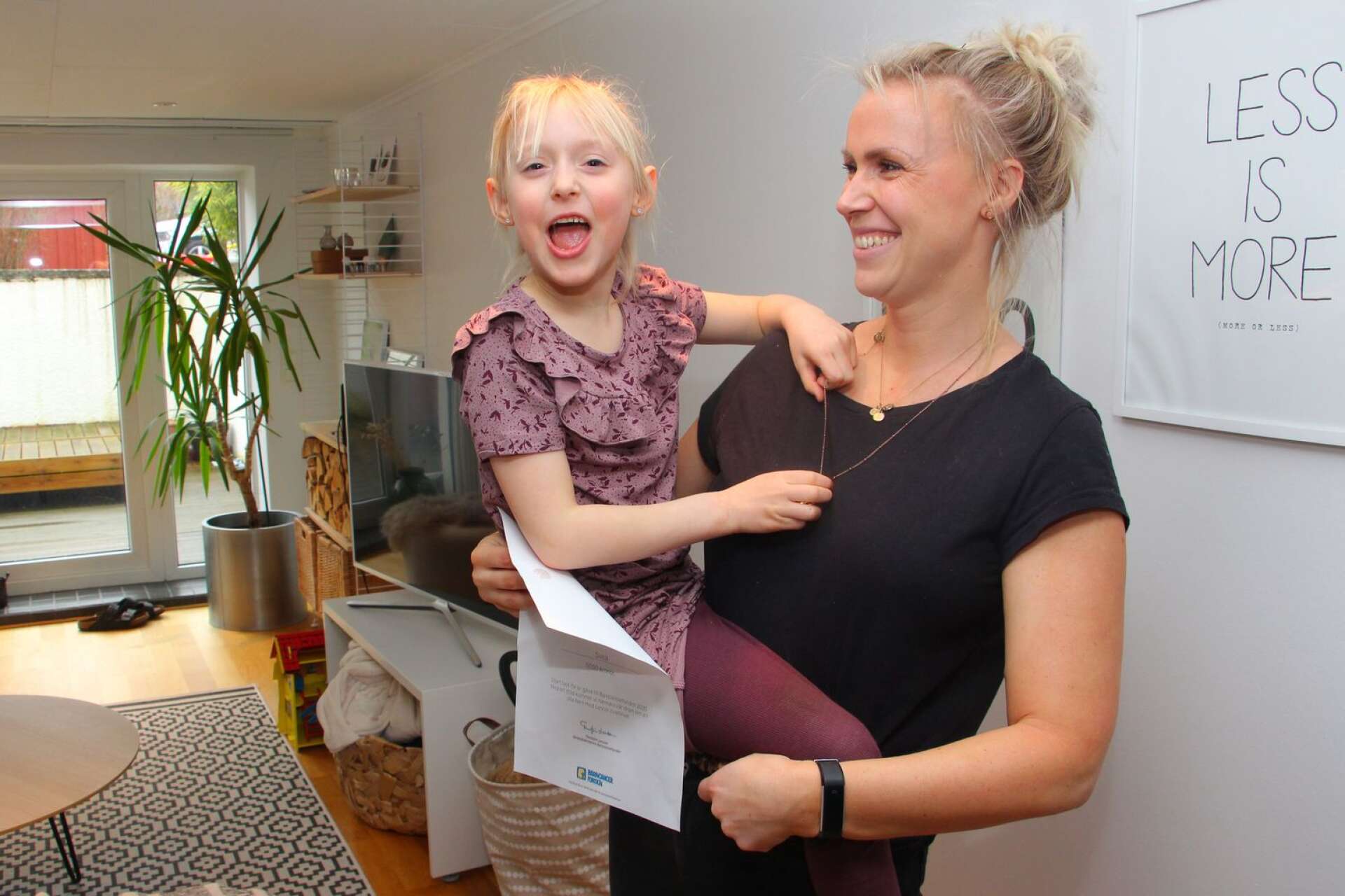 Svea och mamma Malin är nöjda med summan som de lyckades få in till Barncancerfonden.