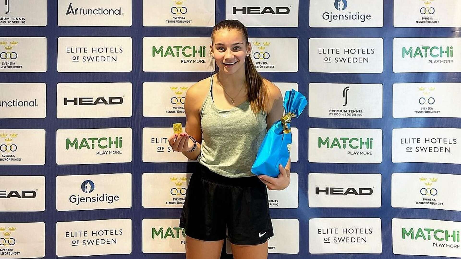 Bella Bergkvist Larsson från Åmål blev på måndagen svensk mästare både i dubbel och singel för 16-åringar efter en grym vändning i singelfinalen.