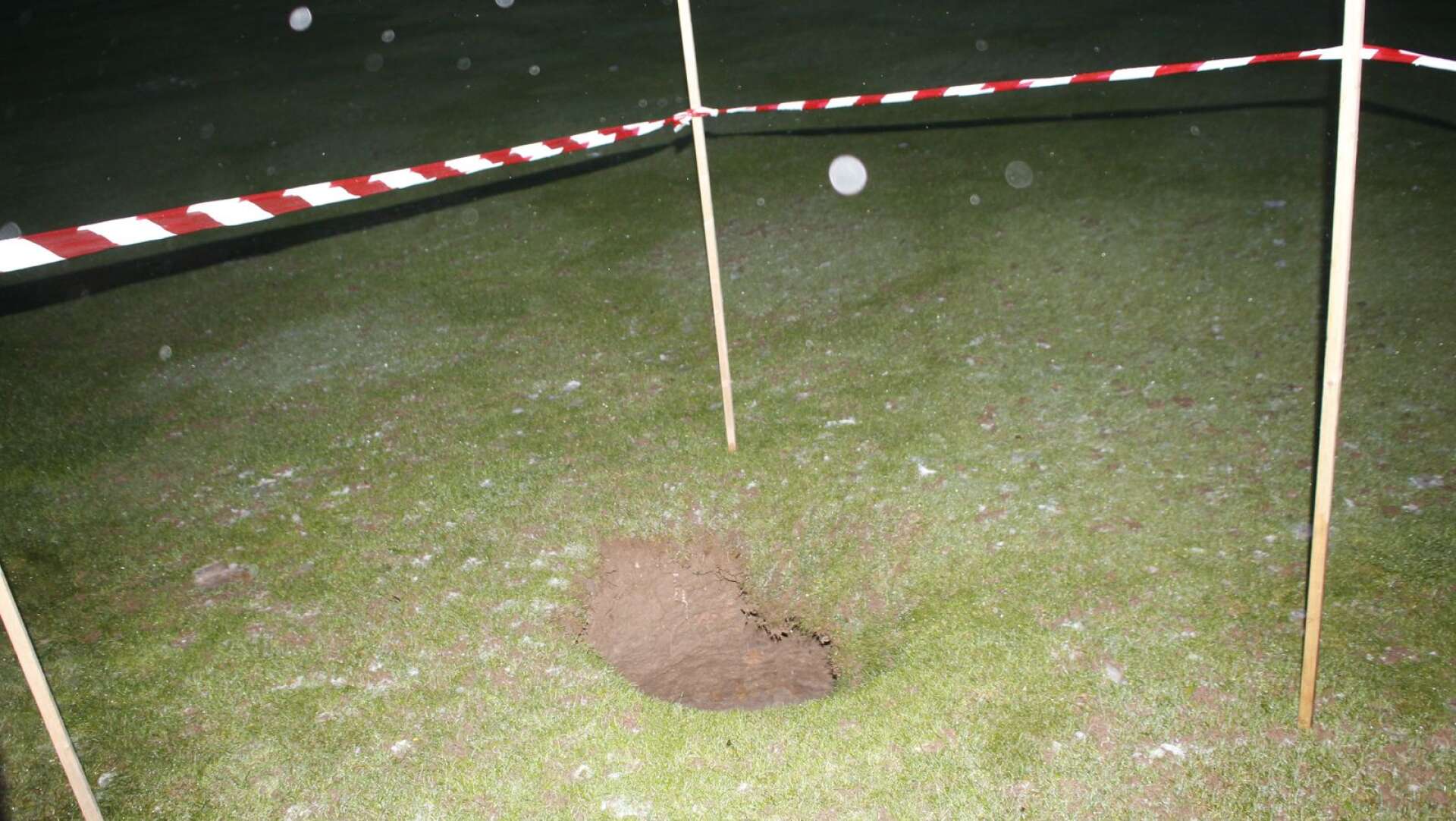 Slukhålet är beläget på elfte hålet, några hundra meter söder om campingen, på golfbanan.
