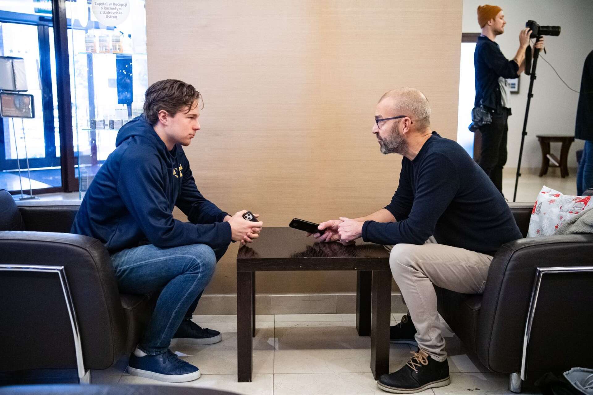 Hans Abrahamsson, som här intervjuar Hugo Alnefelt under JVM 2019.
