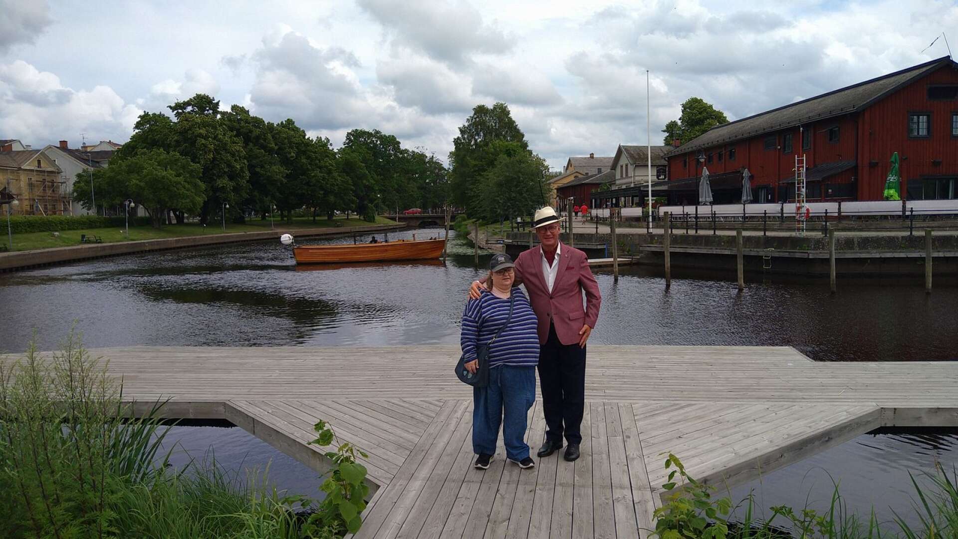 Marie-Louise Gunnar och Niclas Almgren på promenad i stadsparken i Kristinehamn. Detta var vännernas första möte på 35 år.