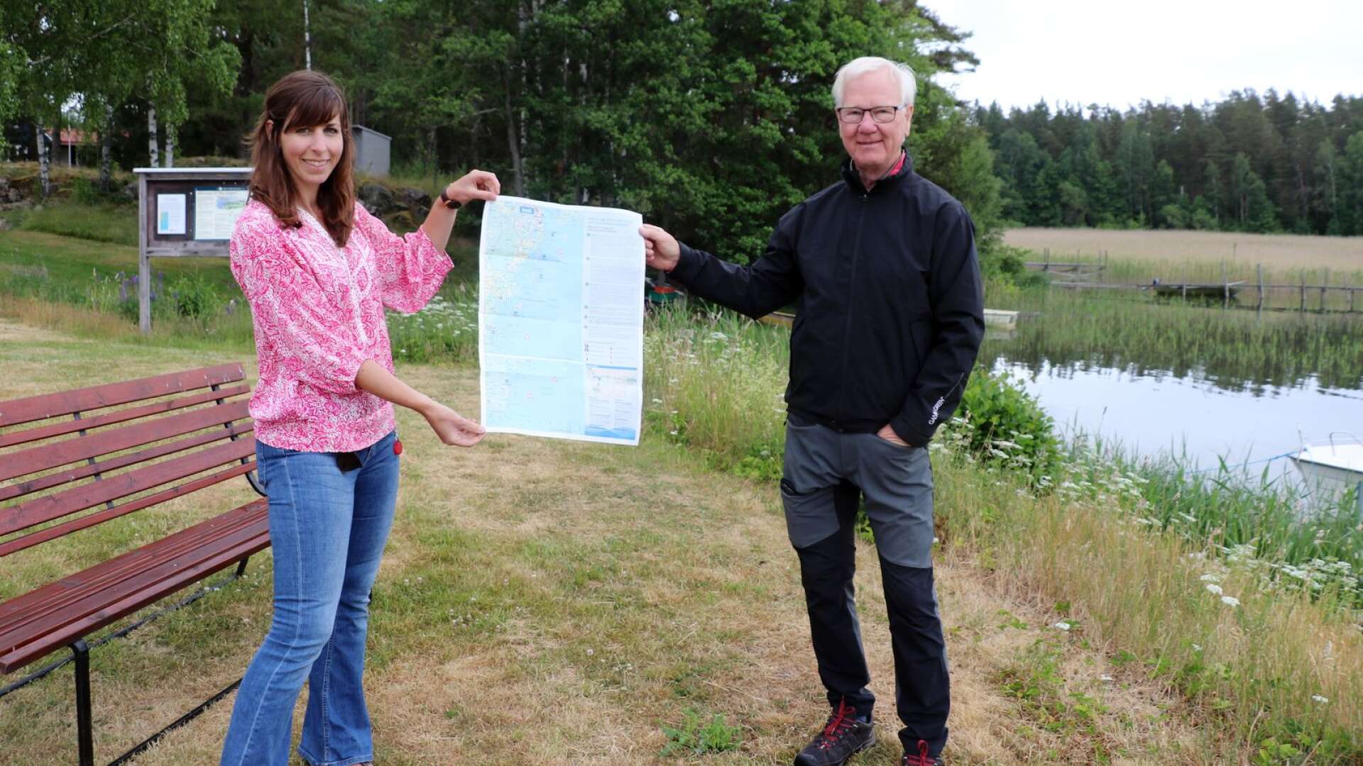 Åmål kommuns turismutvecklare Anna Hjelmberg och Leif Nilsson från Friluftsfrämjandet Åmål-Säffle visade den nya informationsbroschyren om Tösse skärgård och Yttre Bodane skärgård.