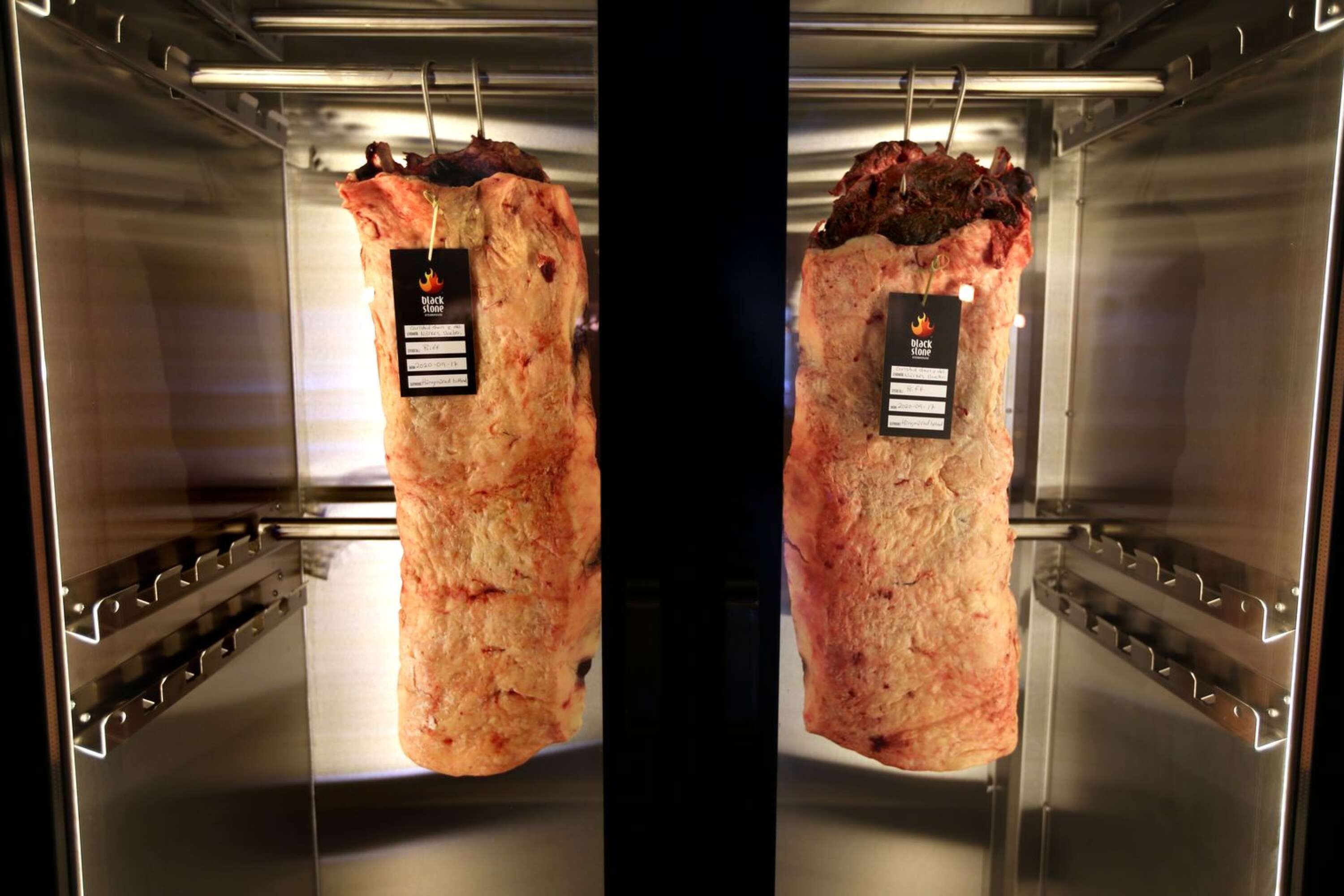 Köttet hängmöras i ett mörningsskåp som står synligt för gästerna.