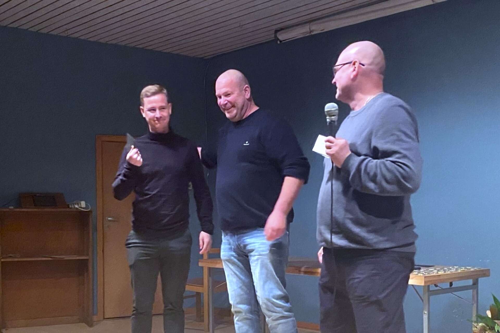Jesper Bylund, till vänster, fick ta emot pris som årets spelare av tränarduon Stefan Kristersson och Tomas Mellgren.
