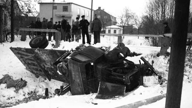 Folk samlas runt en lastbil som har voltat i bäcken vid korsningen Våxnäsgatan-Romstadvägen 1941.