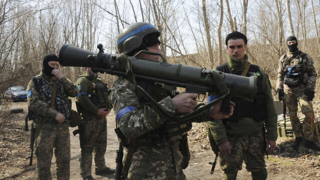 Ukrainska soldater övar med den svensktillverkat granatgevär av typen Carl Gustaf, i utkanten av Charkiv den 7 april.