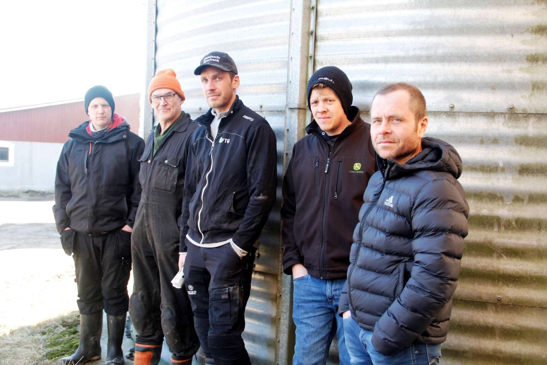 Gustav Bäckström, Sven Callenberg, Christoffer Seleskog, Erik Danielsson och Johan Larsson är fem av de Åmålsbönder som är angelägna om att få besked angående både krisstöd och långsiktiga planer för jordbruket.