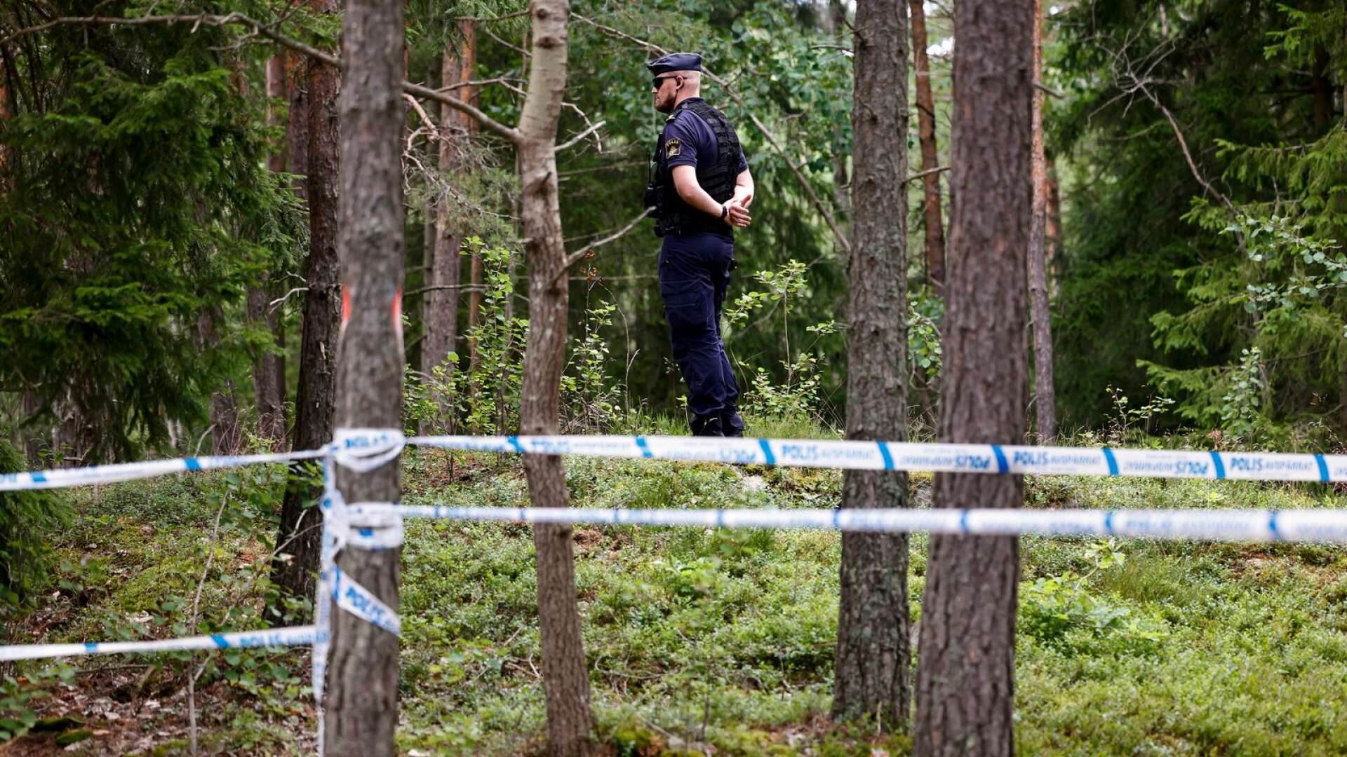 En sjuttonåring hittades under tisdagen död utomhus i Orminge i Nacka kommun.