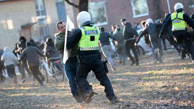 71 poliser skadades i samband med de våldsamma kravallerna i Sveaparken i Örebro under påskhelgen ifjol. Genrebild.