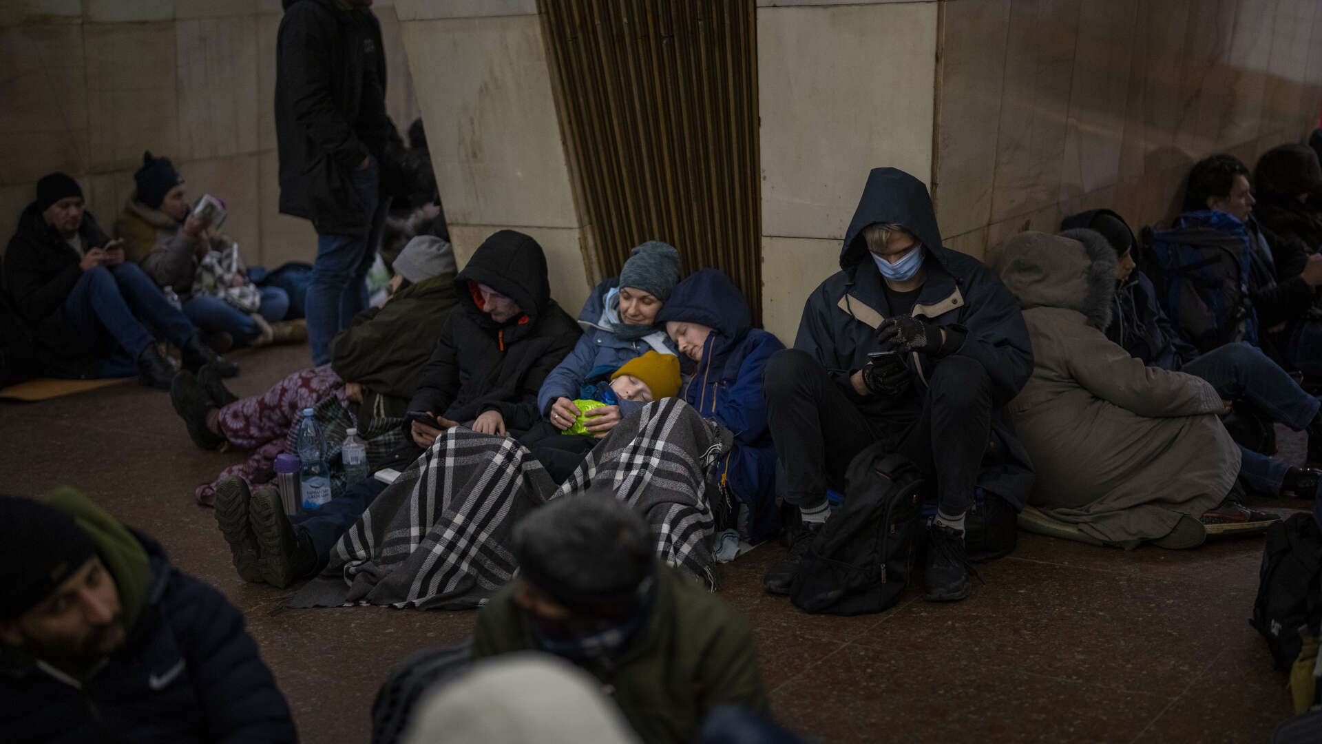 Människor vilar i Kievs tunnelbana, som fungerar som bombskydd.